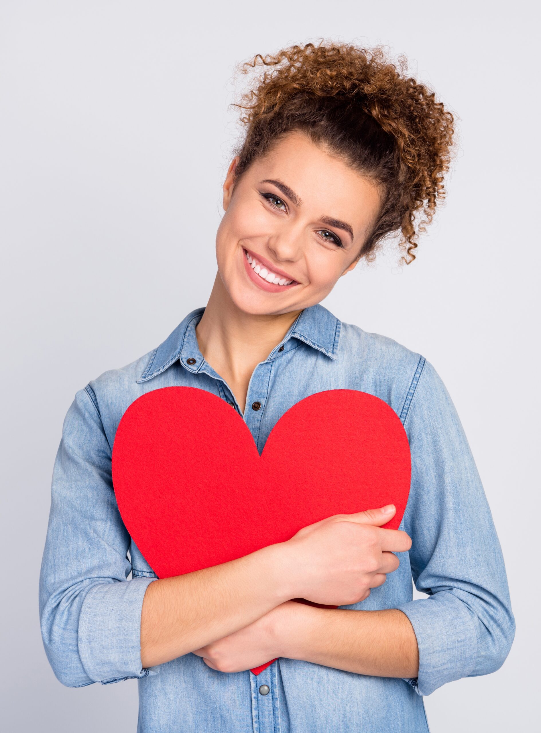 Razmišljujoča ženska, ki razmišlja o nenačrtovani nosečnosti, splavu in alternativah splava in možnostih, ki jih ima in si vse to zapisuje v zvezek.